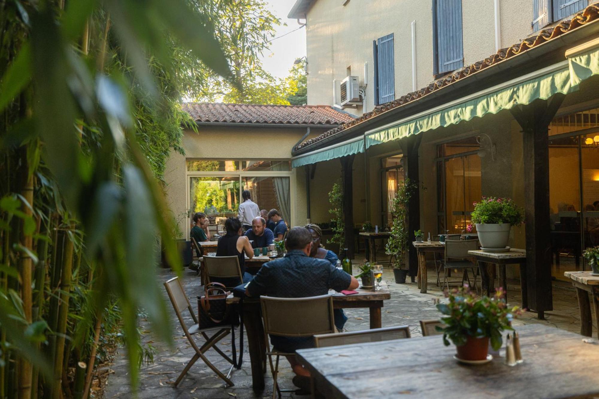 Hotel Restaurant Des Thermes Castera-Verduzan Bagian luar foto