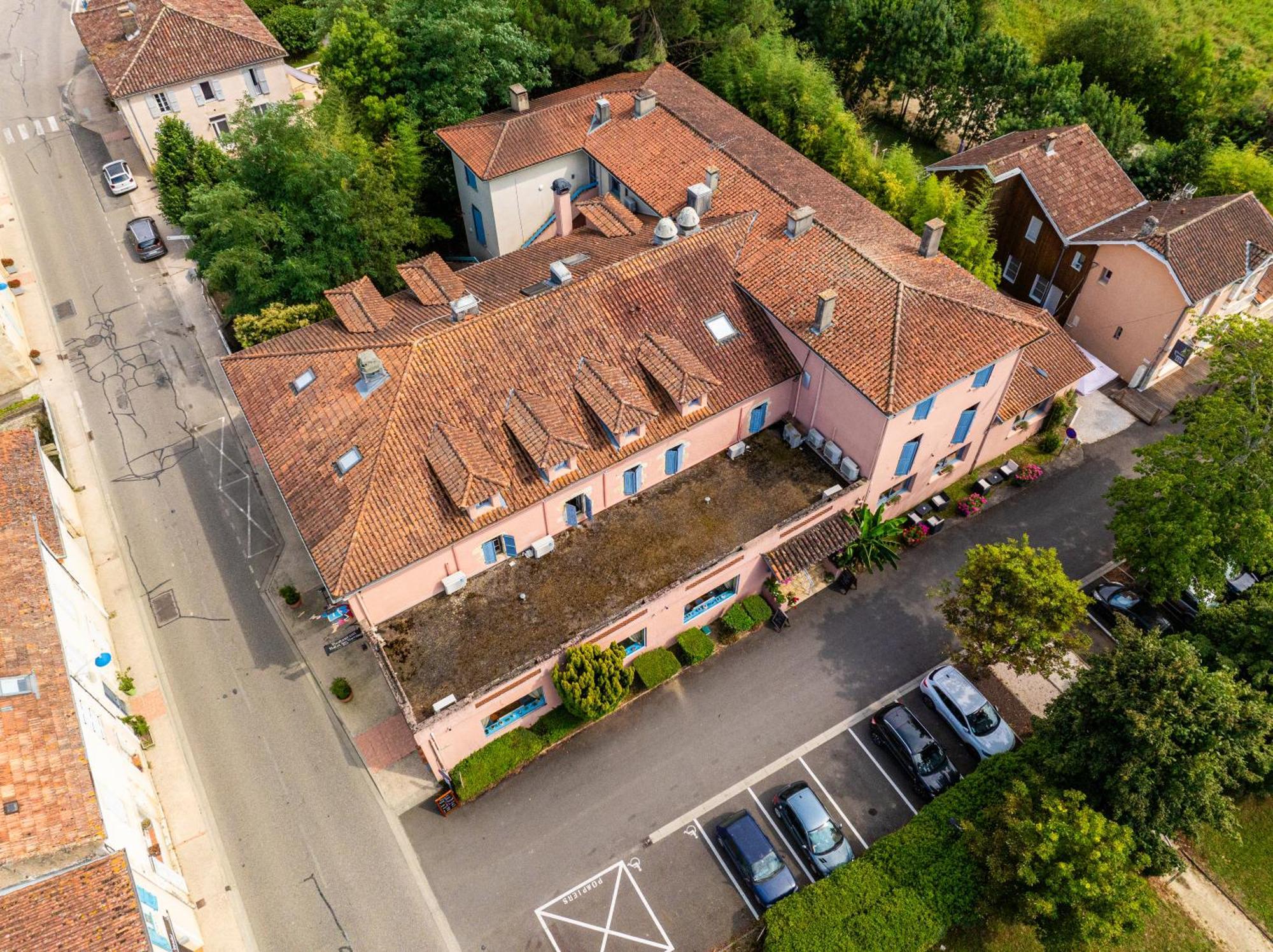 Hotel Restaurant Des Thermes Castera-Verduzan Bagian luar foto
